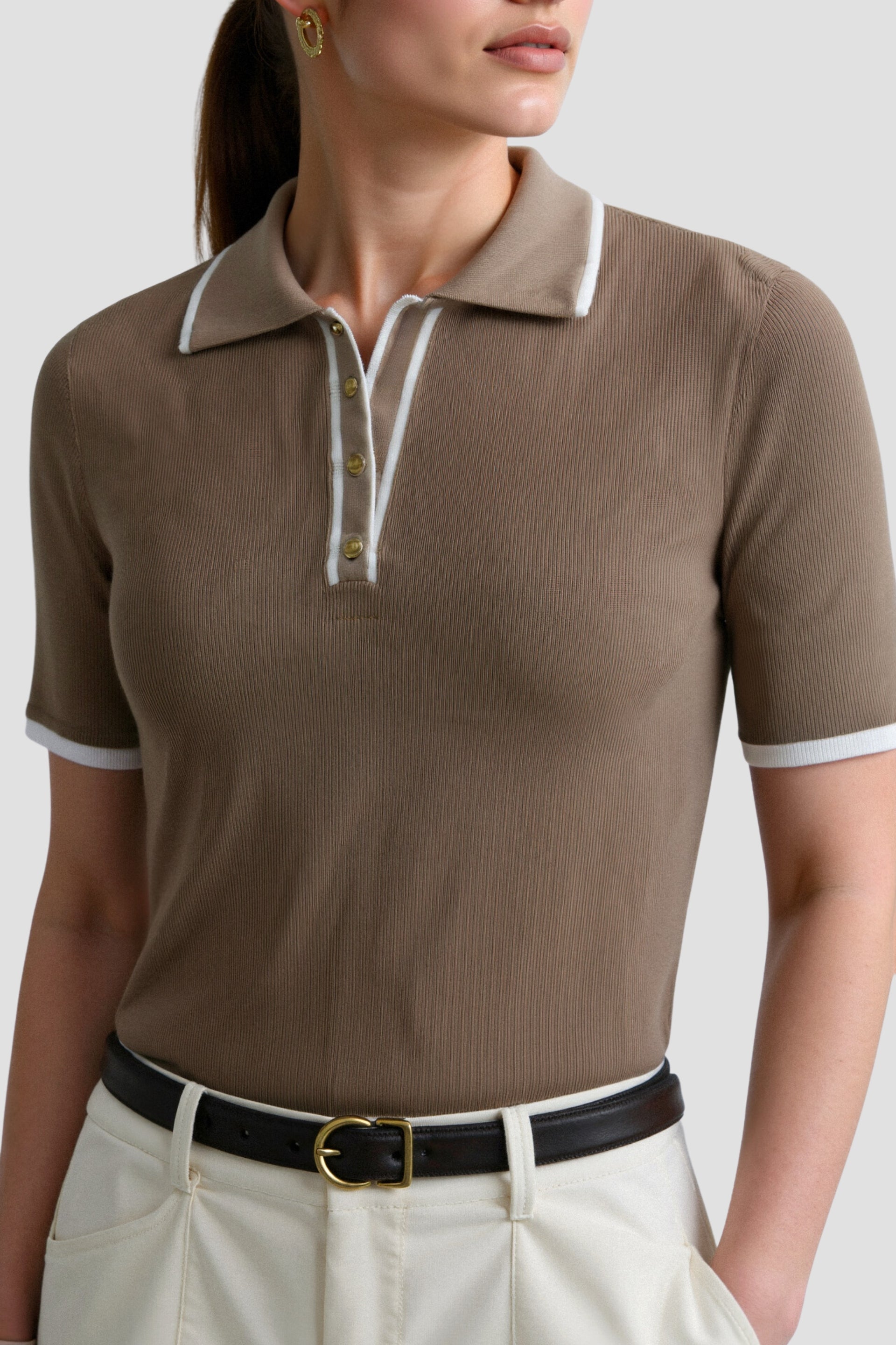 Polo boutonné à bordure élégante contrastée