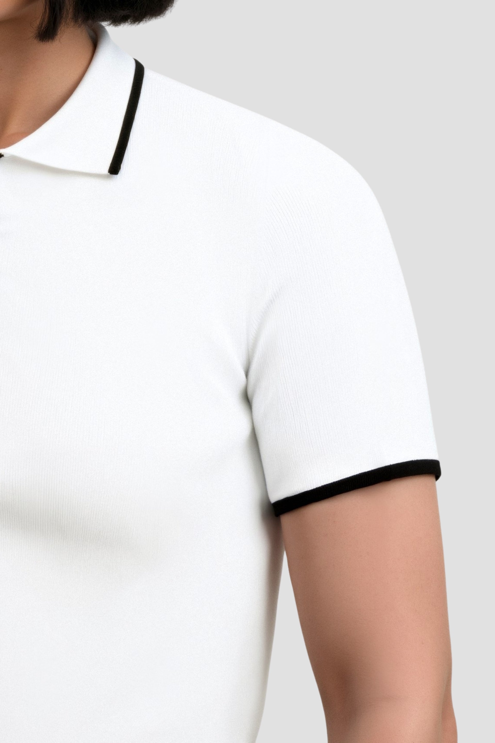Polo boutonné à bordure élégante contrastée