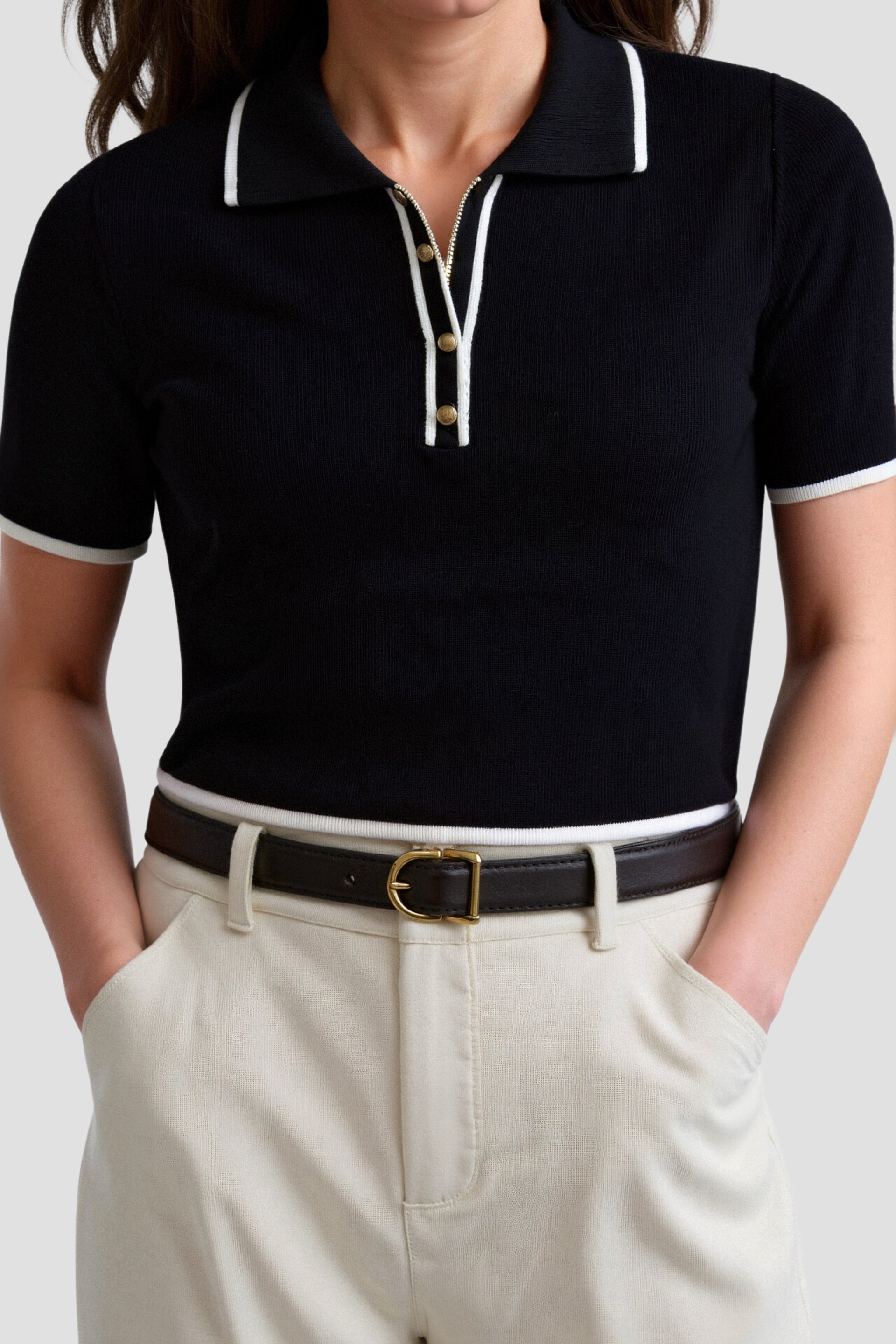 Polo boutonné à bordure élégante contrastée
