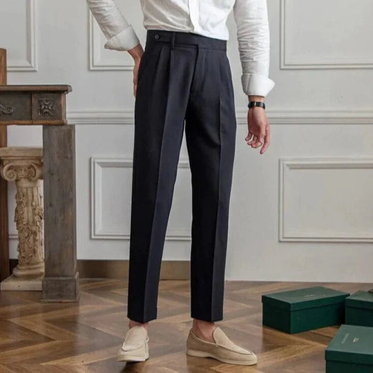 Herren-Schwarz-Anzug-Hose-High-Waist-Schnitt-Modell-zeigt-klassische-Eleganz