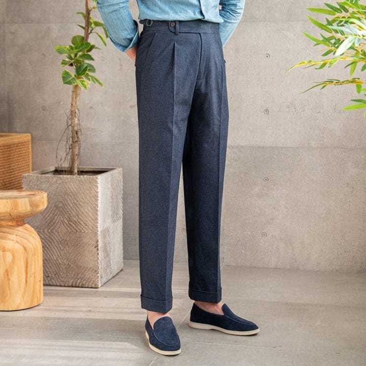 Herren-Klassiker-Flanellhose-mit-hoher-Taille-und-Falten-Modell-strahlt-zeitlose-eleganz-aus